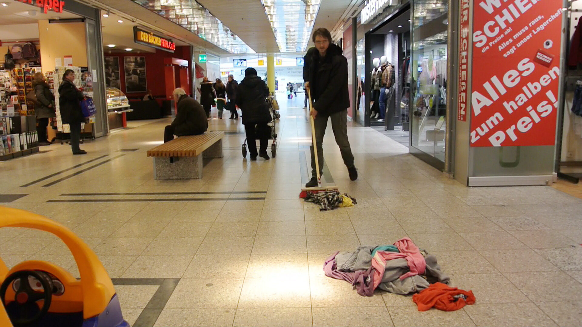 Tomaz Kramberger - Clothing Time - Art Performance